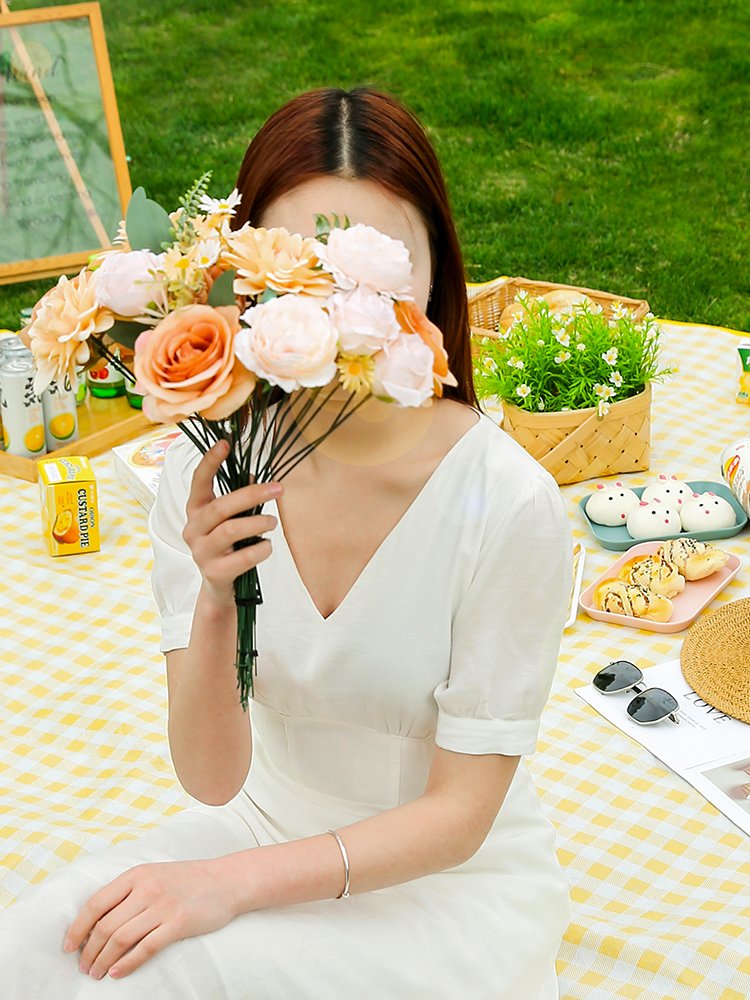 A picnic mat with a thick outdoor picnic, waterproof, and a spring field trip can fold the picnic cloth