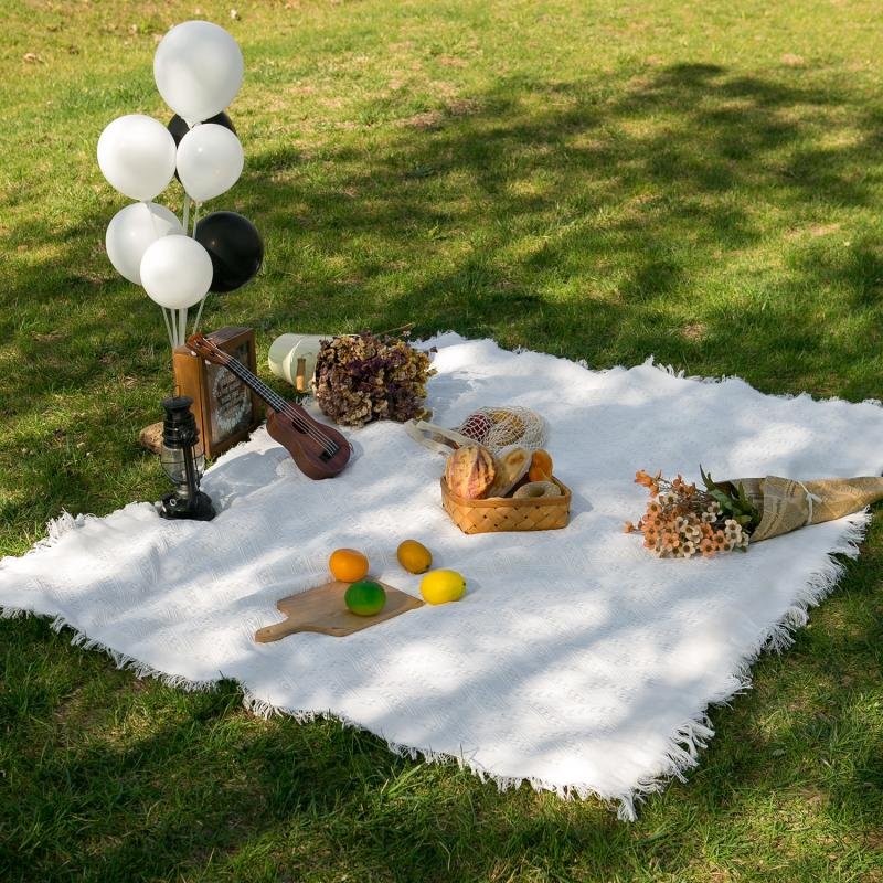 the picnic mats, the white spring outdoor camping, the french beach carpets, were thickened and taken with a very high-level hand