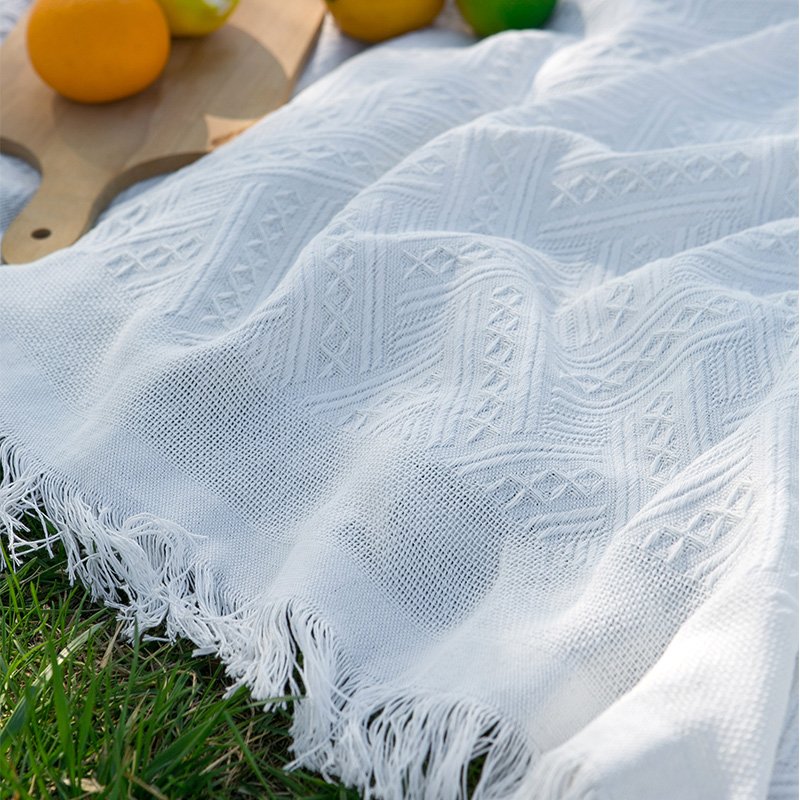 the picnic mats, the white spring outdoor camping, the french beach carpets, were thickened and taken with a very high-level hand
