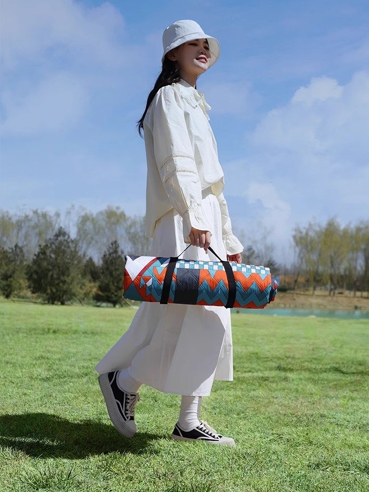 A picnic mat with a thick spring-basin-protective tent with a custom lawn cushion