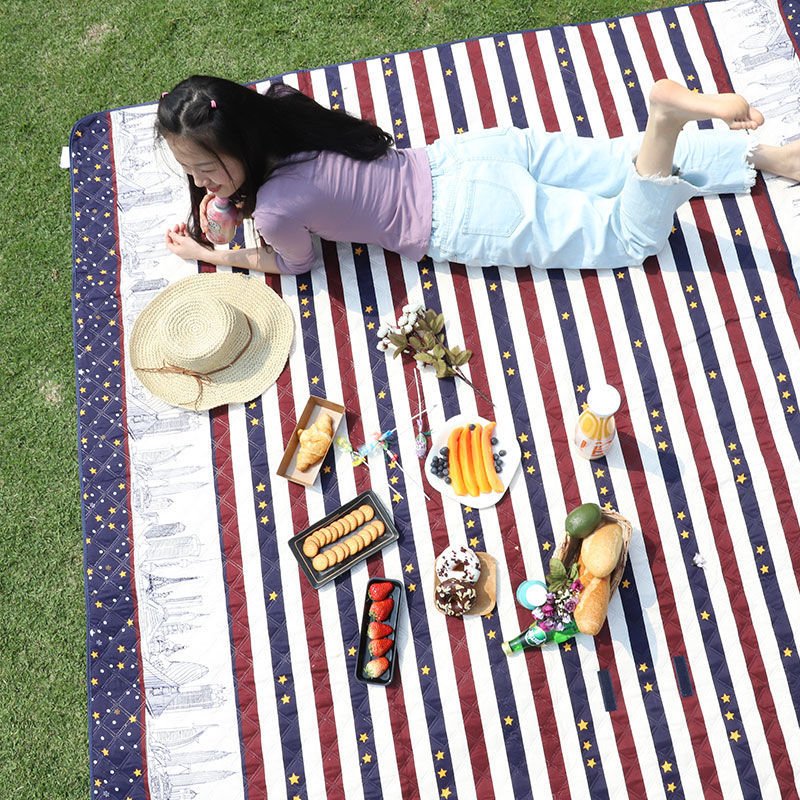 Open-air picnic mats with thick external tide-proof tent pads can be folded off field camping pads