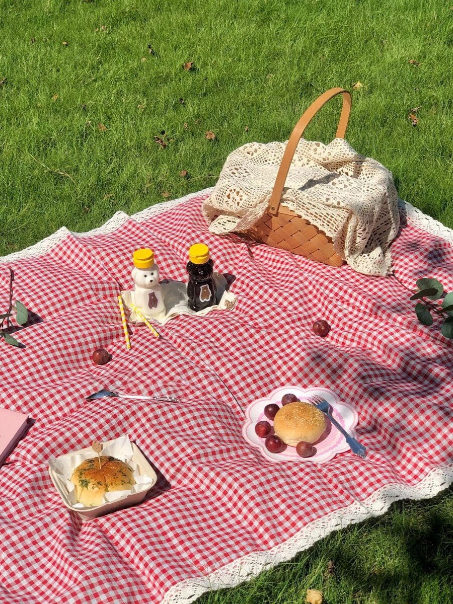 A picnic mat, a picnic mat, a field camping camp, with a moist floor cushion and a collage