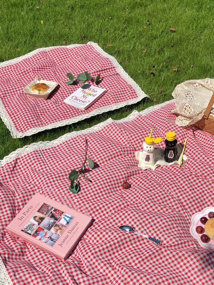 A picnic mat, a picnic mat, a field camping camp, with a moist floor cushion and a collage