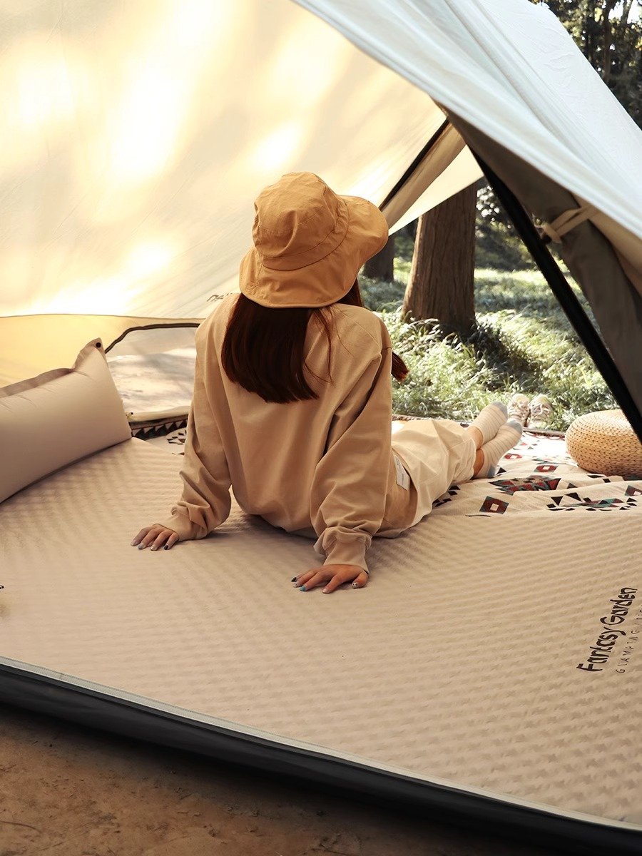 A new German outdoor camper, 2024, automatic inflatable pads with a damp-proofer with a lunch break and a thick sleeping pad