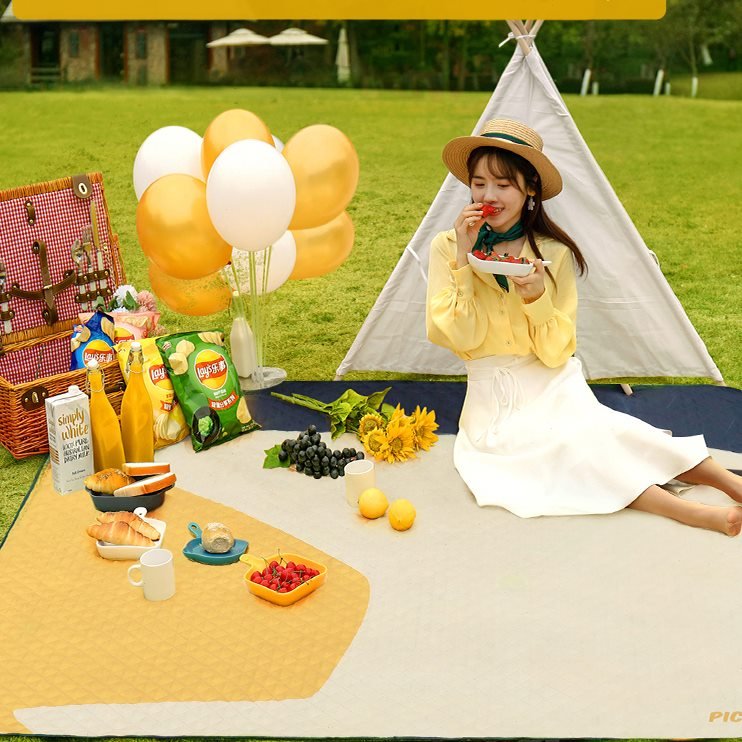 A picnic mat with a thick outdoor tent with a spring and water-protected field camping mat with a crotch