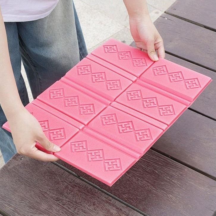 Water-resistant folding of a damp-resistant lawn-coated field-side damp-coated mats with camping foam picnic mats