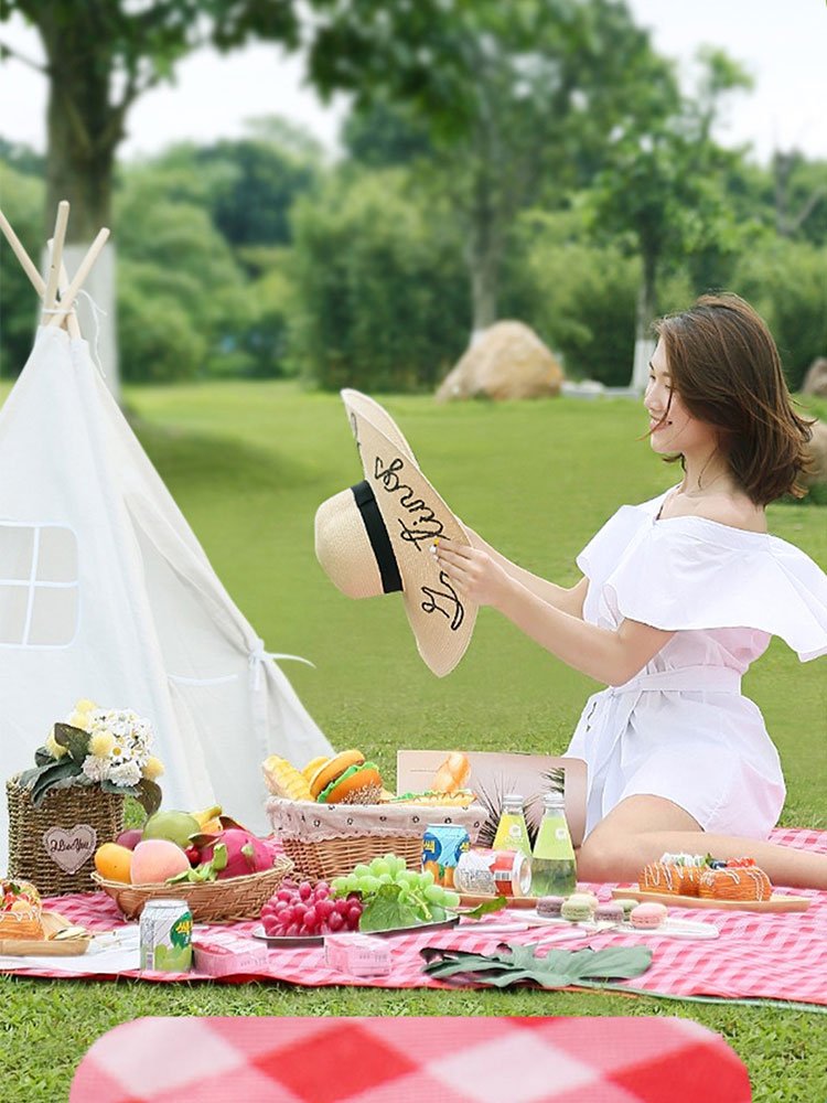 Outdoor picnic pads with thick camping and spring picnics equipped with water-protected tarp courtesies