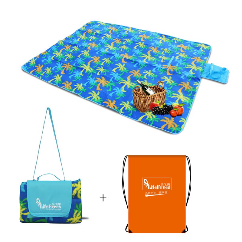Loi Feith's outdoors with a thick picnic pad for waterproof, water-protected camping grass