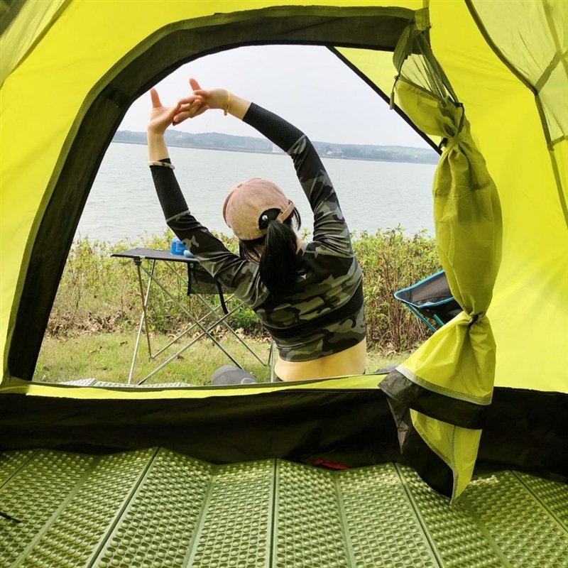 AN OUTDOOR CAMPING PAD WITH A THICK-COATED ALUMINIUM-PAINTED PERMAFROST CAN FOLD CAMPING PADS