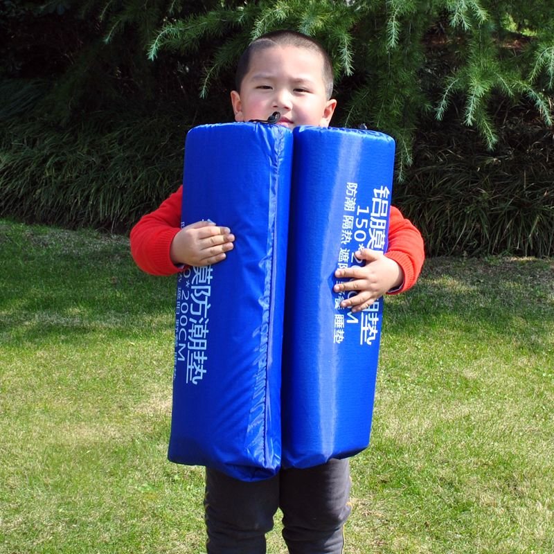 Two-faced aluminium membranes with a flood-proof mattress outside the tent