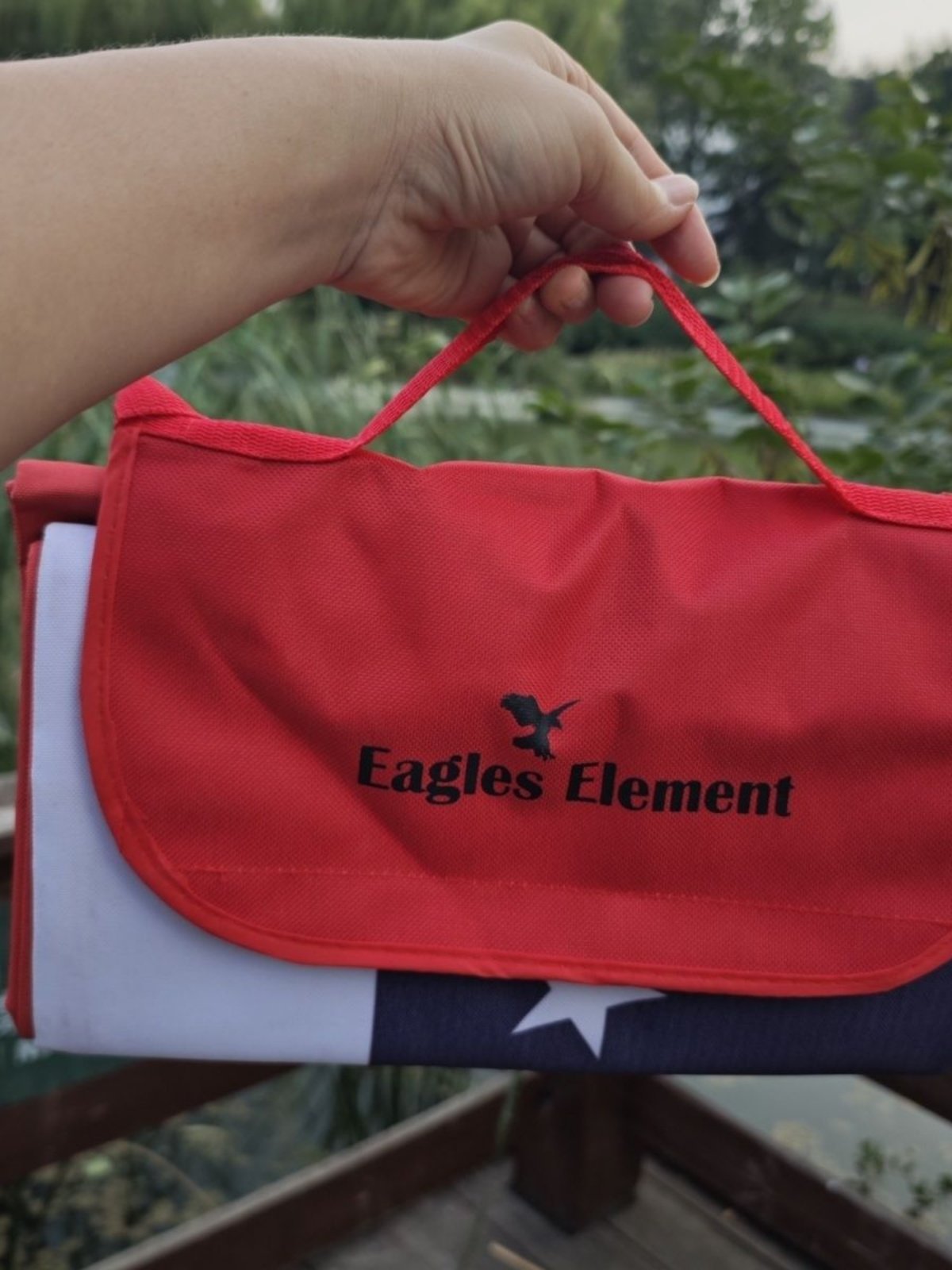 The one-size-sized picnic mats can be funneled by camping in the field, playing in the tent