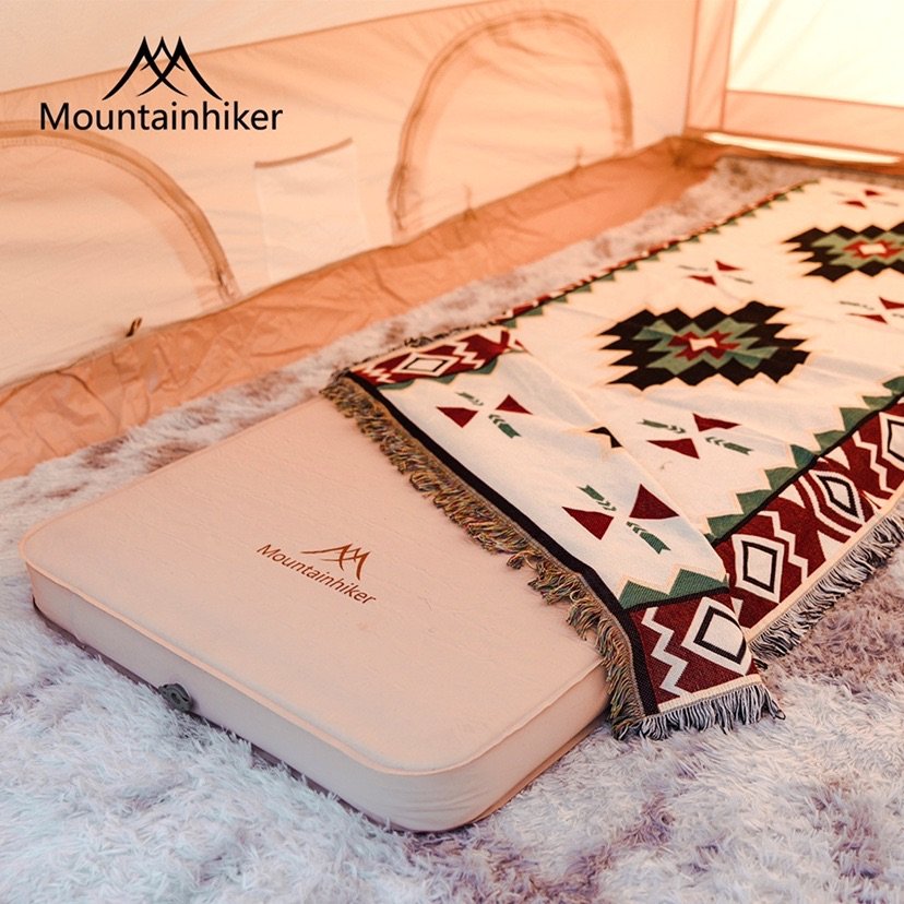 Inflated sponge mattress camping in a single-person tent outside Mount Mount Mount Mountain cheese mat