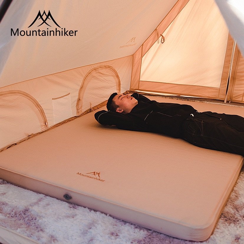 Inflated sponge mattress camping in a single-person tent outside Mount Mount Mount Mountain cheese mat