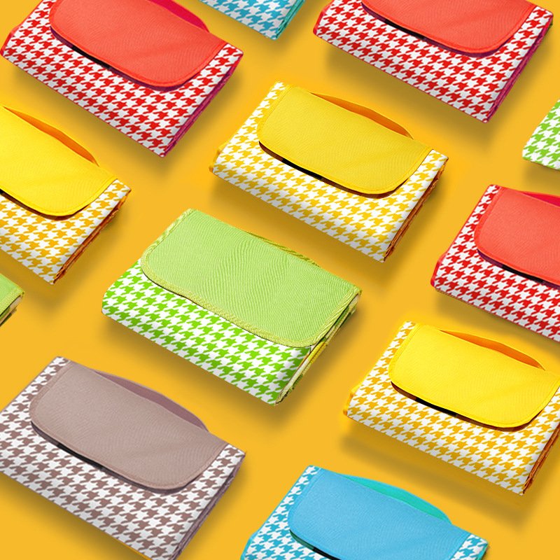 A picnic mat for the outdoors of the picnic, a grass-painted camping camping tent, a beach picnic mat