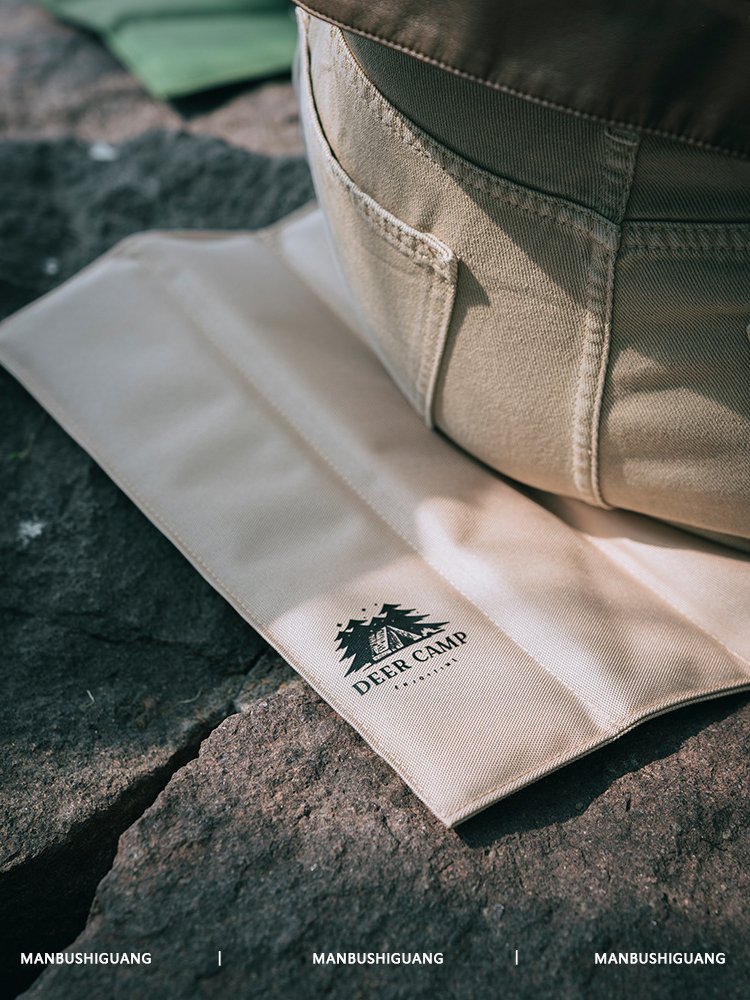 On the outside, folding seat cushions and taking a picnic mattress with a damp-protected back mattress on the beach and camping in the mountains