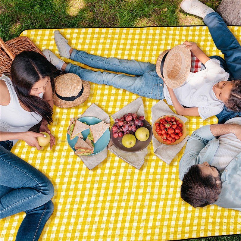 The factory's outdoor picnic mats can be machined with thick tide-proof pads and super-large beach camping pads