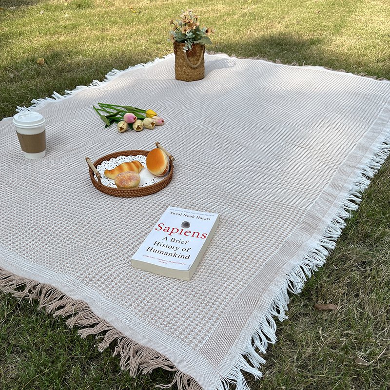 Camping pads on the field floor of the camping carpets with omelet tablecloths for the nap and blanket-proof picnic pads