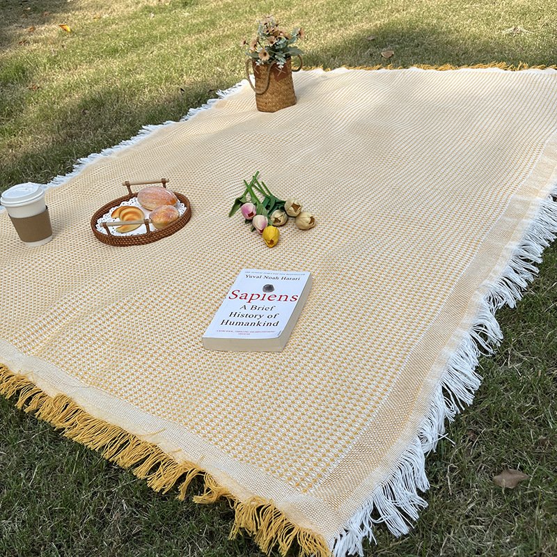 Camping pads on the field floor of the camping carpets with omelet tablecloths for the nap and blanket-proof picnic pads