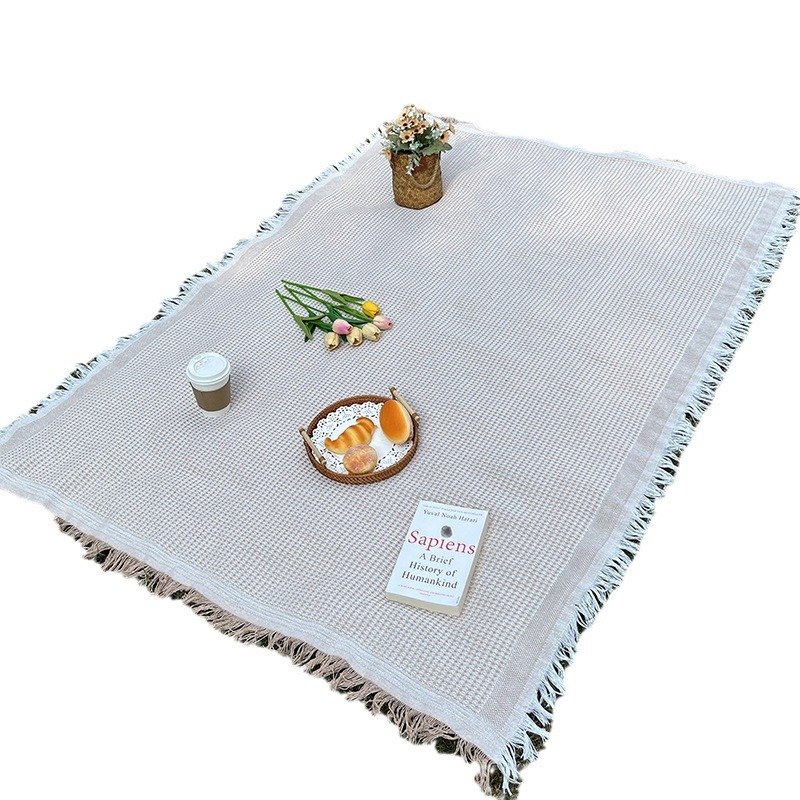Camping pads on the field floor of the camping carpets with omelet tablecloths for the nap and blanket-proof picnic pads