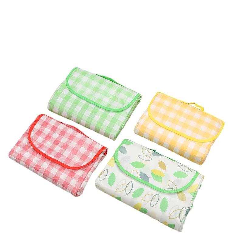 Factory picnic pads outside the house, with no swirl and grass, camping camp and flood-proof tent