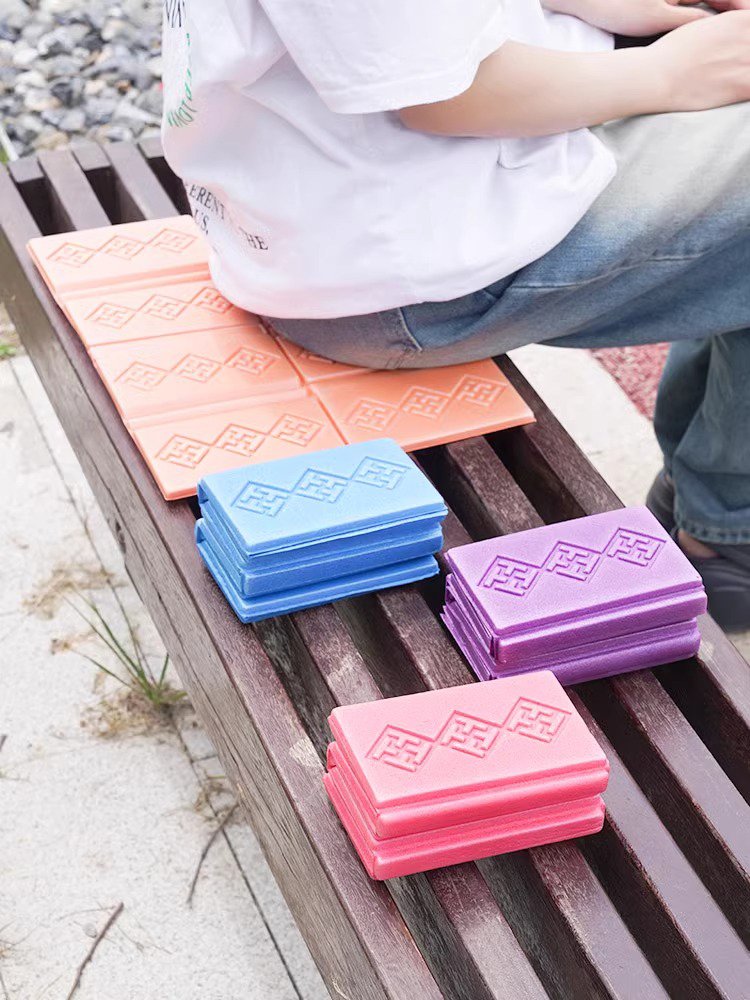 An outdoor folding of cushions will be followed to the farts with a small decorated mat in the cold, fluffy grass