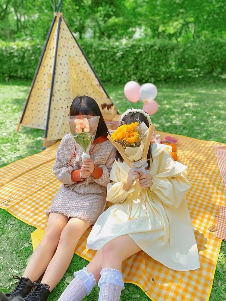 A picnic pad with a thick picnic puddle on the lawn, camping outside with a cook-proof water grid folding