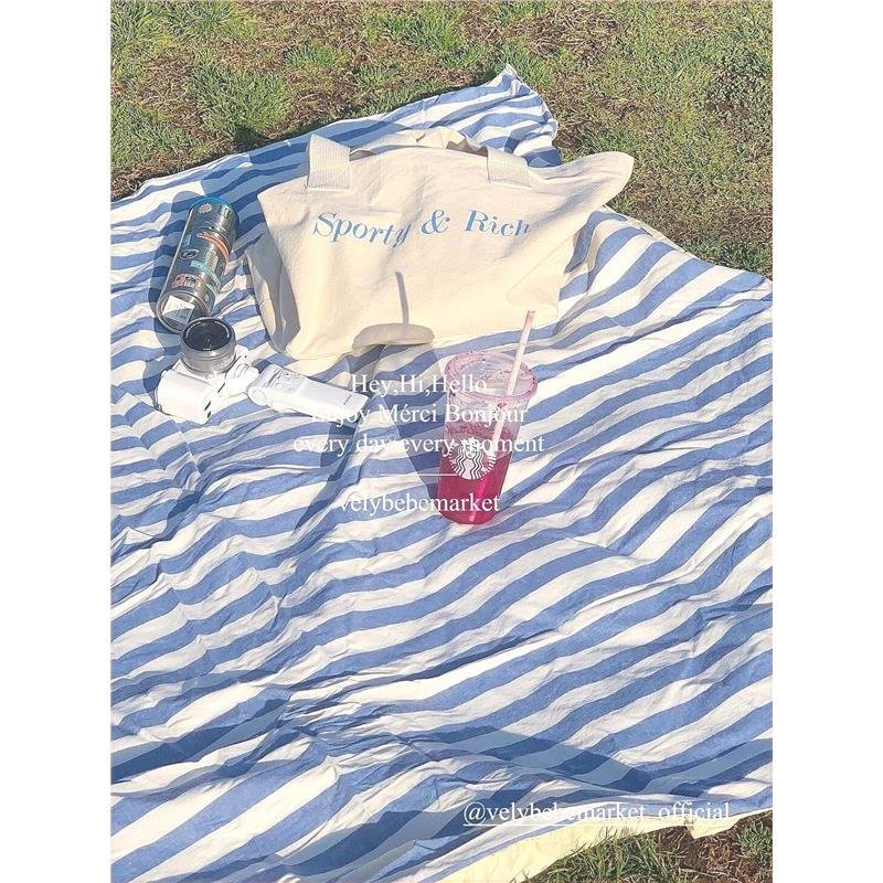 A STRIPED PUDDLE WITH A WATERPROOF, SAND-PROOF, OUTDOOR PARK CAMPING, A ONE-TIME PLASTIC PE MAT