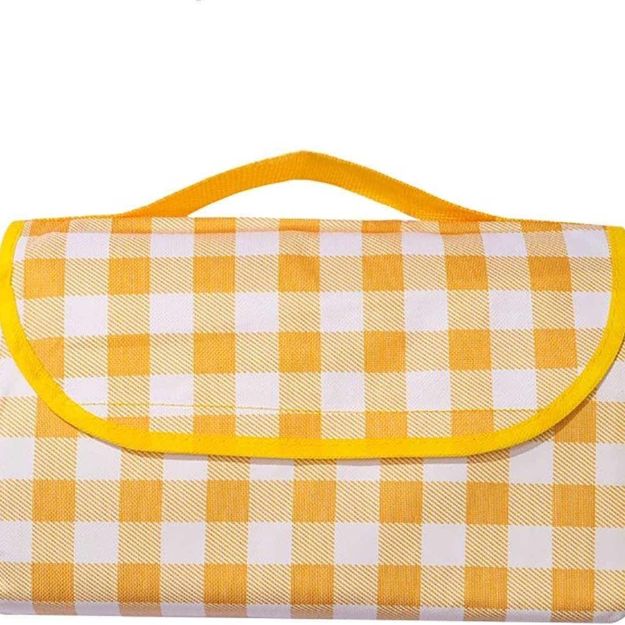 An outdoor picnic mat with a large amount of money to protect the peri-urban camp from the tide-proof beach