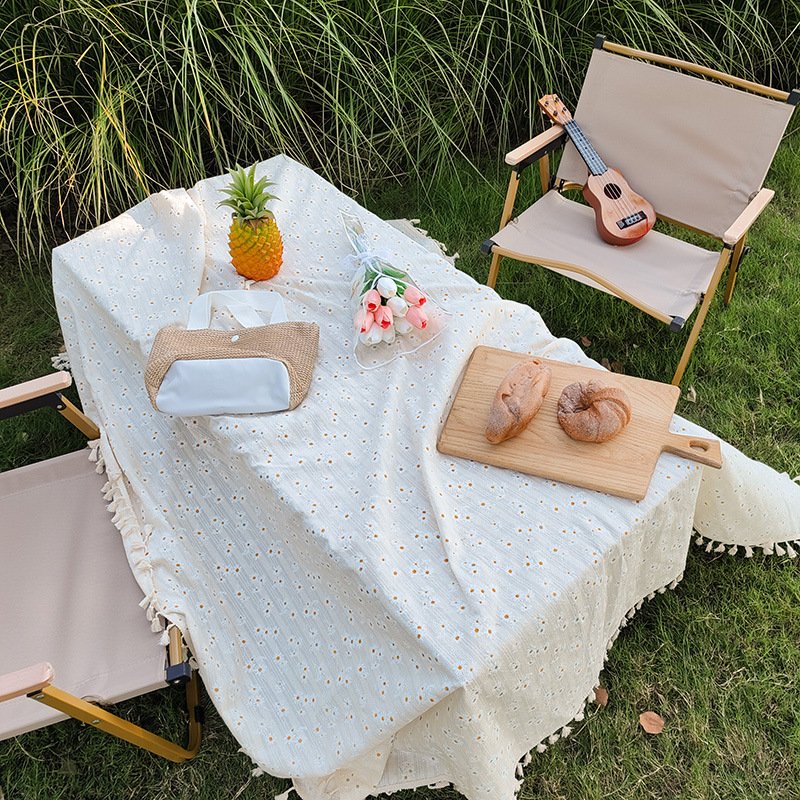 On the net, an outdoor spring pedestal picnic mat with a damp pad and a thick camping table cloth with a thick photo and decoration pad