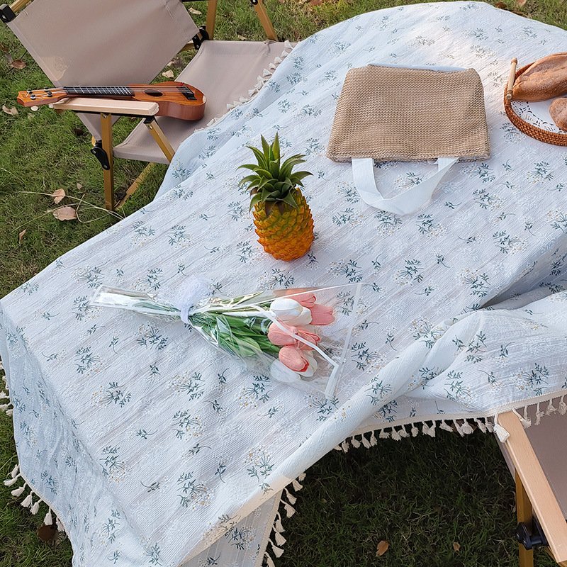 On the net, an outdoor spring pedestal picnic mat with a damp pad and a thick camping table cloth with a thick photo and decoration pad