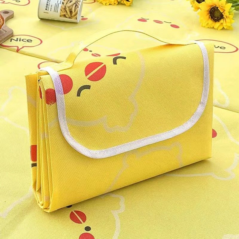 A picnic pad with a thick outdoor cooking camp camp tent with a spring-seat-protected lawn mat