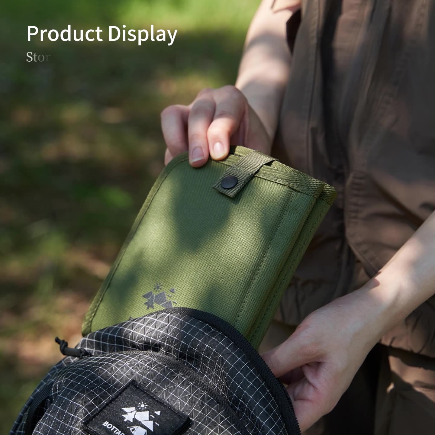 The picnic mat folds out of the house with a damp-proof man and a thick camping beach tortilla