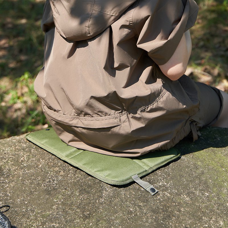 The picnic mat folds out of the house with a damp-proof man and a thick camping beach tortilla