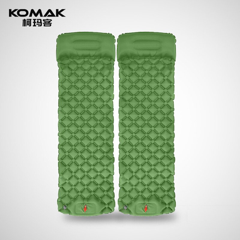Outside of the inflatable pads, the camping camping camping camper, a field beacher, has laid a mattress