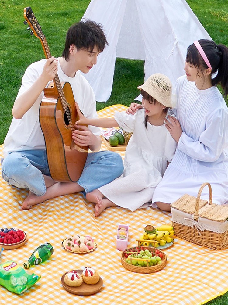 A picnic mat with a thick outdoor picnic, waterproof, and a spring field trip can fold the picnic cloth