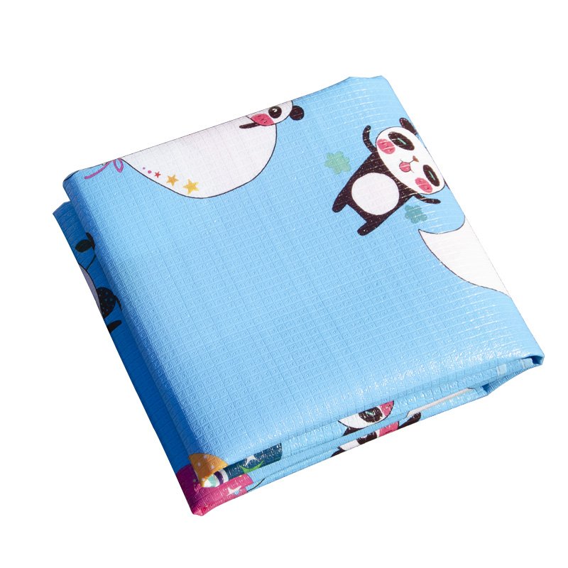 A picnic pad with hotbeds and a large family camping camper would carry a tent with a stool on the field lawn