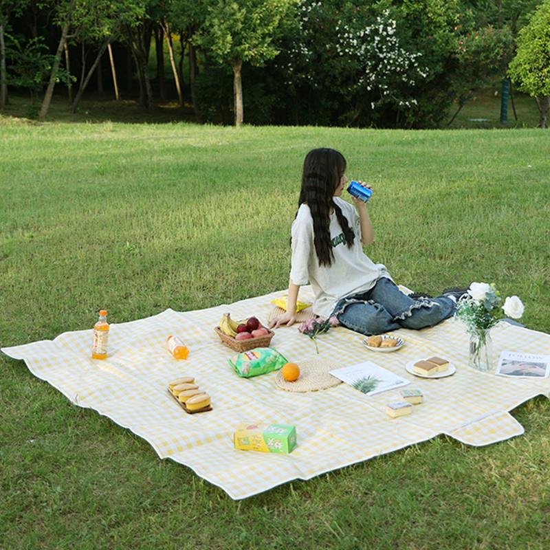 A picnic pad with a thick outdoor cooking camp camp tent and a water-grass mattress will take a field trip