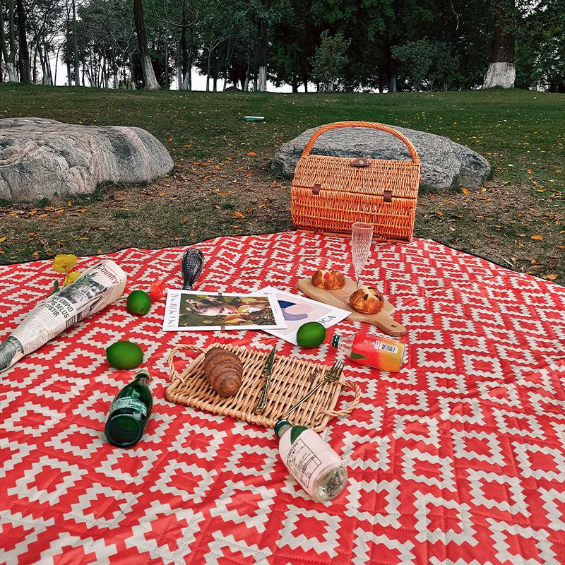 The outdoor picnic pads are so hot that the camper tents are so easy to take pictures in the autumn