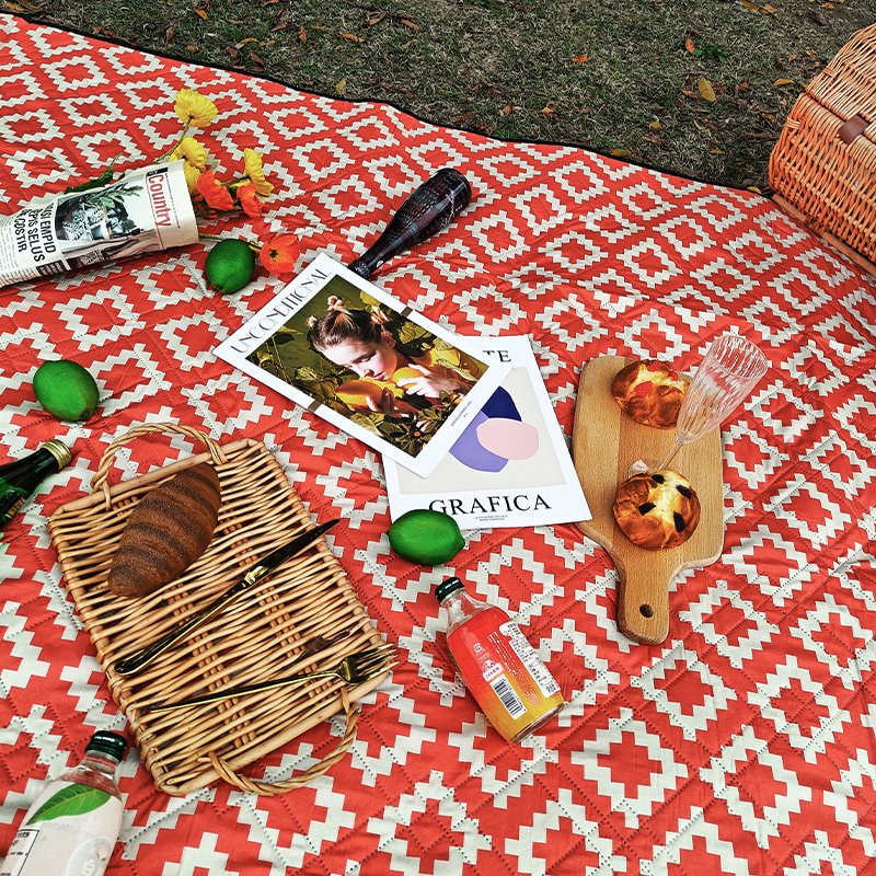 The outdoor picnic pads are so hot that the camper tents are so easy to take pictures in the autumn