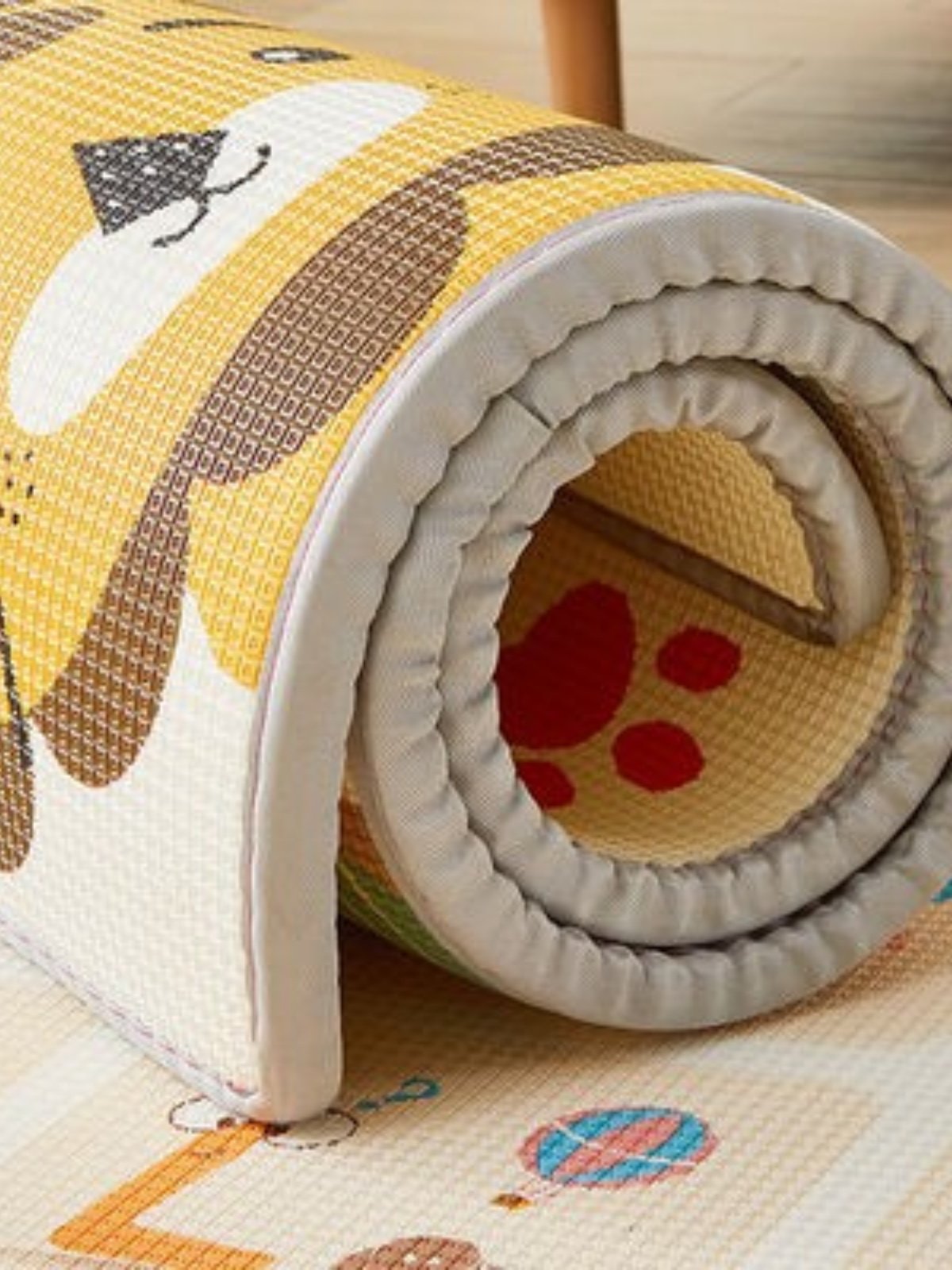 Waterproof outdoor flood pads folded with large tented picnic pads, field sleeping pads folded into camp mats