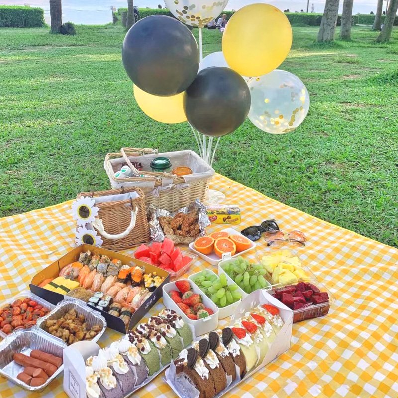 A picnic pad with a hotbed and a thick out-of-house pad will carry a camping camper with a water-sprung-proof tent lawn cushion