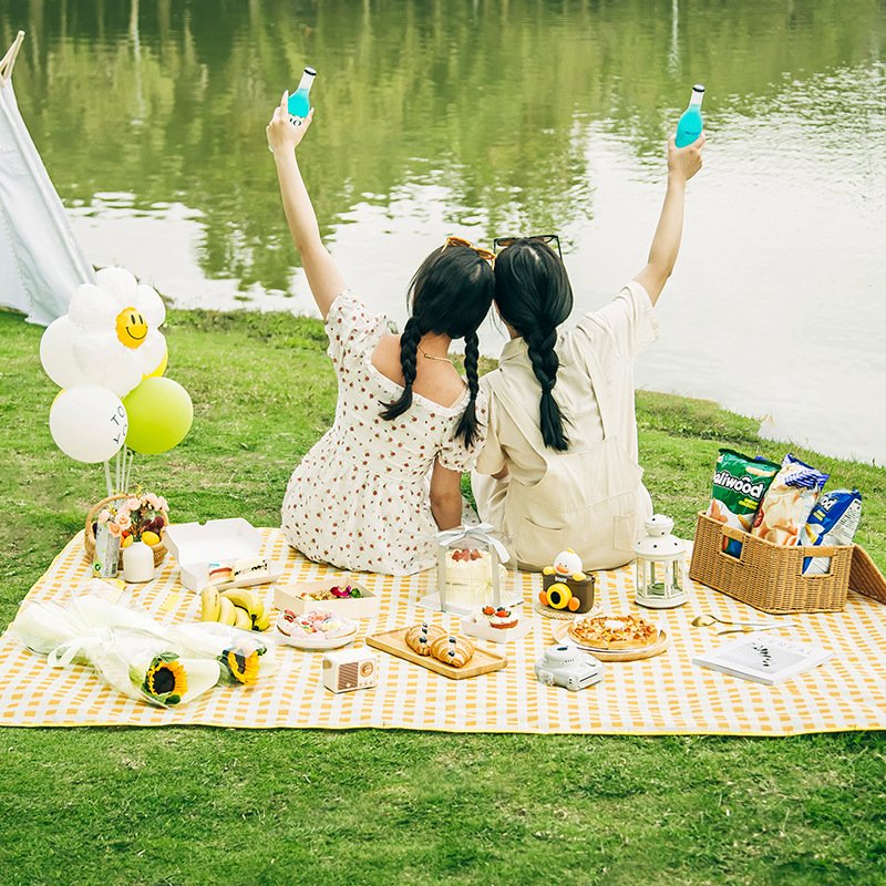 The outdoor picnic pads camping and damp-proofing pads were accompanied by a thick waterproof picnic sheet tent pad