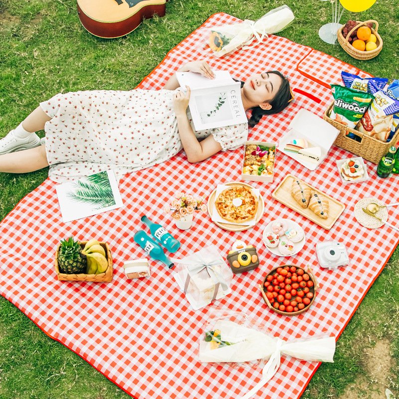 The outdoor picnic pads camping and damp-proofing pads were accompanied by a thick waterproof picnic sheet tent pad