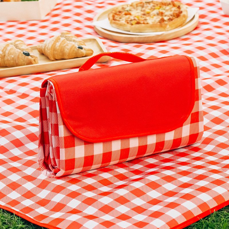 The outdoor picnic pads camping and damp-proofing pads were accompanied by a thick waterproof picnic sheet tent pad
