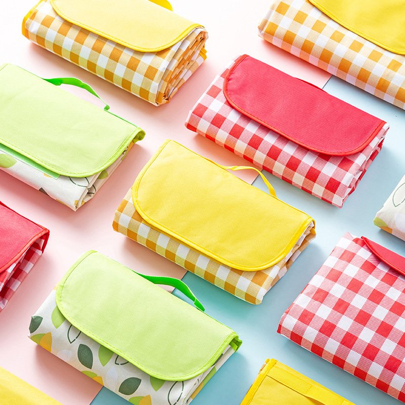 The outdoor picnic pads camping and damp-proofing pads were accompanied by a thick waterproof picnic sheet tent pad