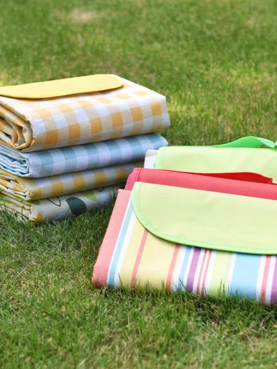 A picnic pad with a thick outdoor cooking camp camp tent with a spring-seat-protected lawn mat