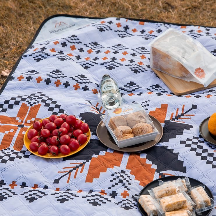 Mountain picnic pads with hot-side outdoor camping and thick lawn mats carry waterproof tents and beach cushions