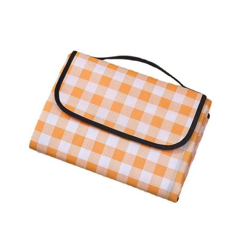 Outdoor picnic pads and thick gravy picnic cloths will carry a lawn mat with a watercook camper