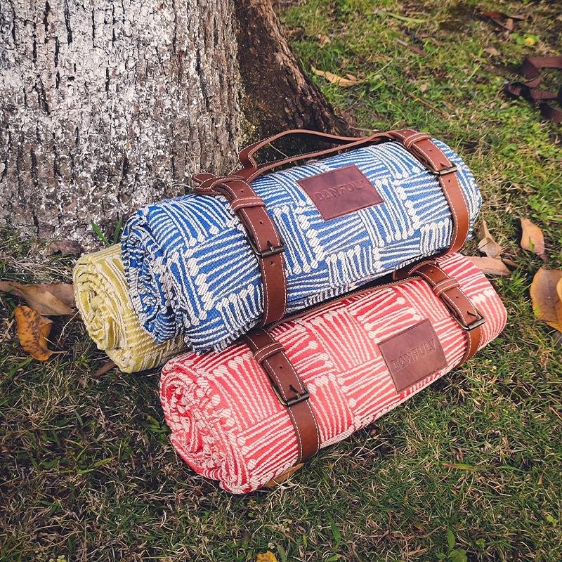 With a picnic pad with a thick grassy spring pad, camping beach, sandproof water