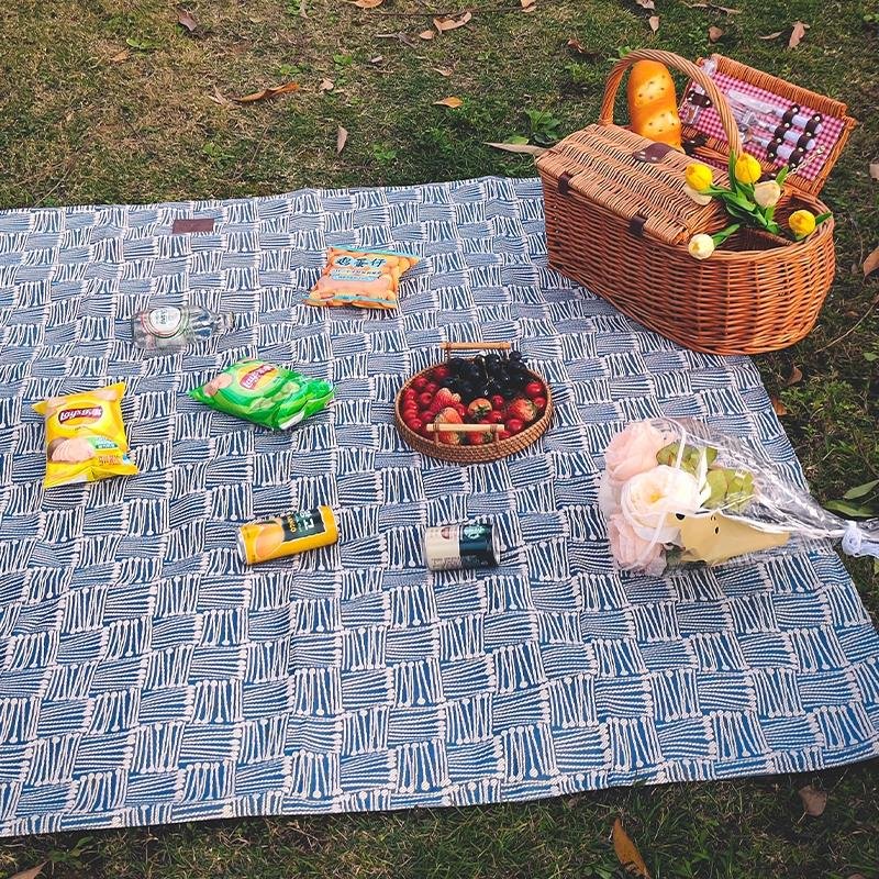 With a picnic pad with a thick grassy spring pad, camping beach, sandproof water
